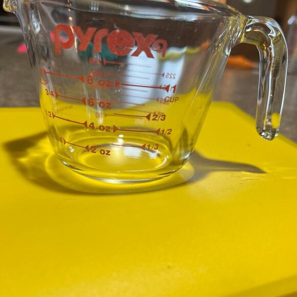 PYREX 1 cup measuring cup, US & metric, ounces & ml - Picture 2 of 6